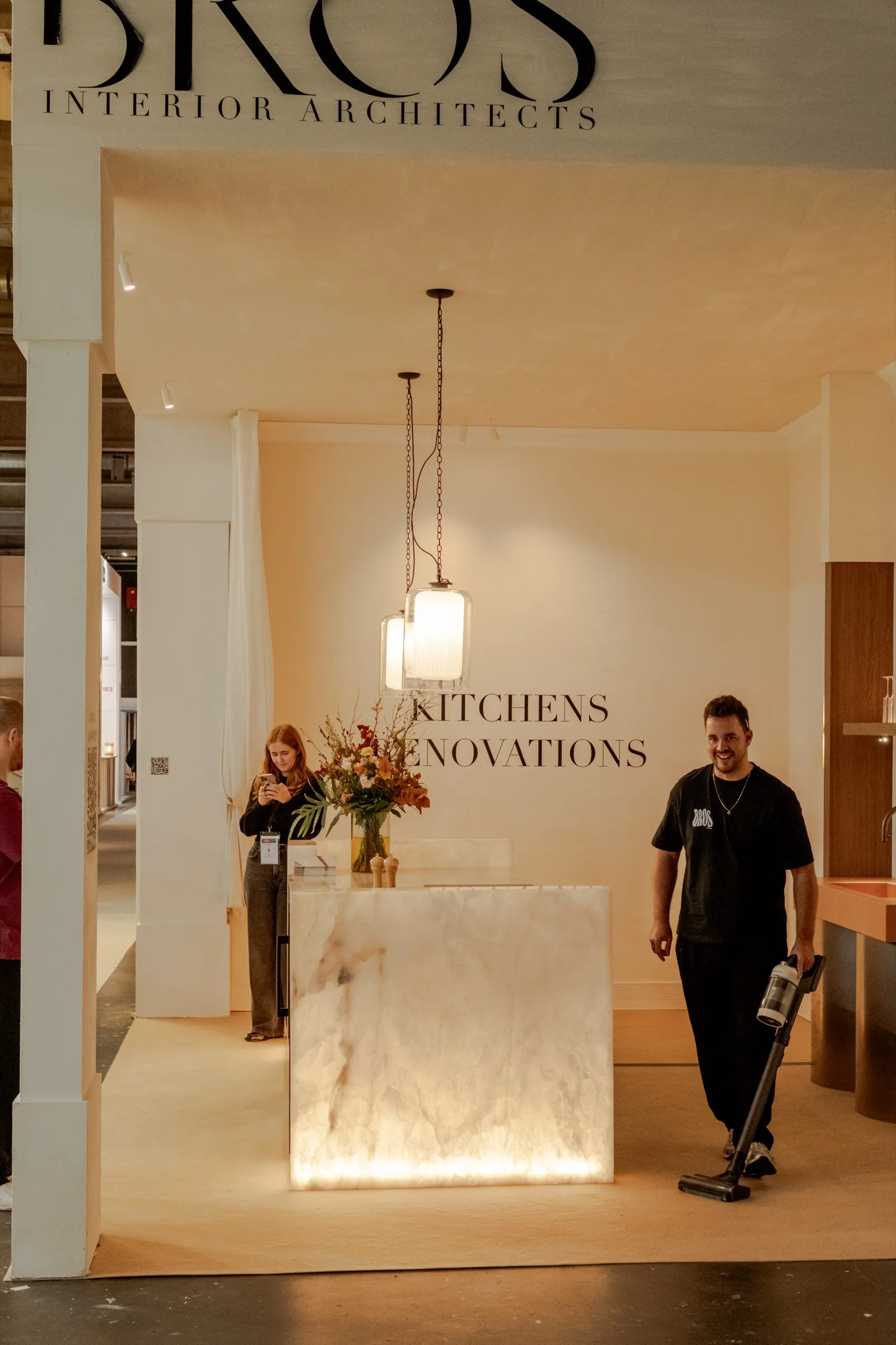 De stand met de opschriften Kitchens en Renovations en een verlicht keukeneiland