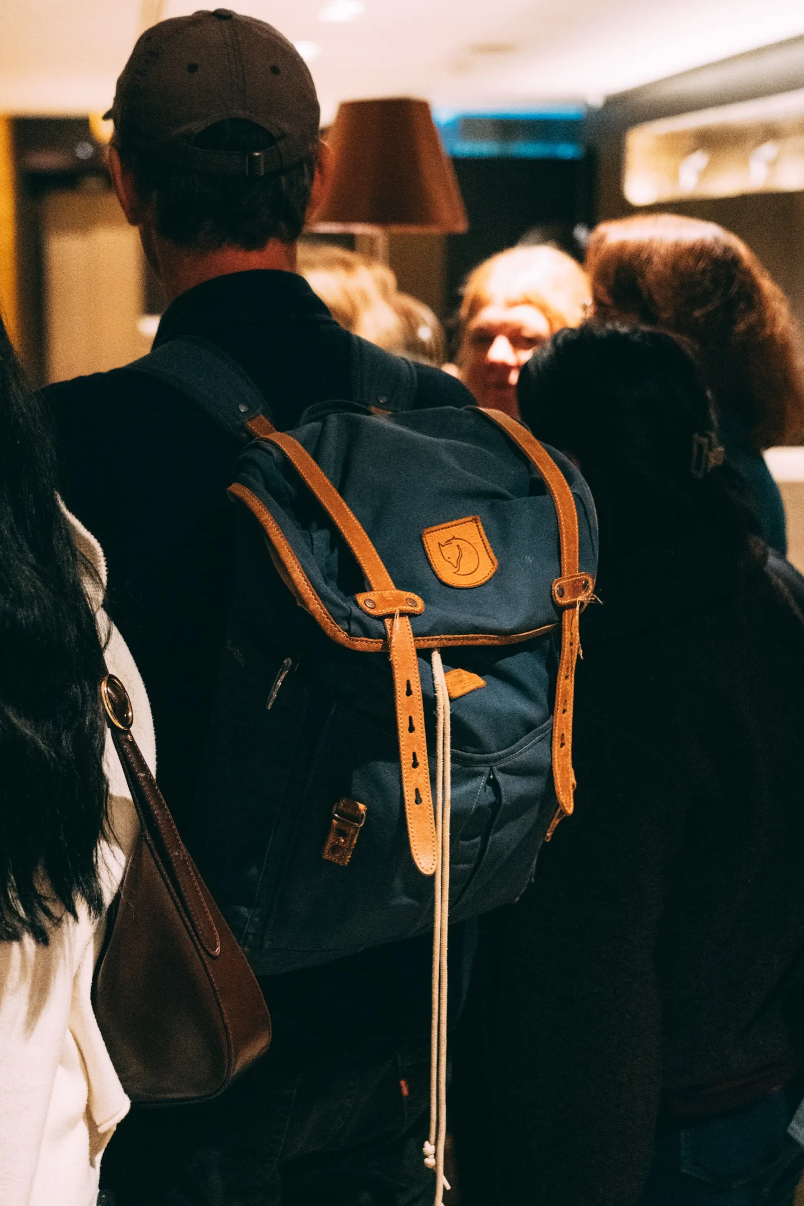 Deelnemer met een rugzak tussen de groep tijdens de rondleiding