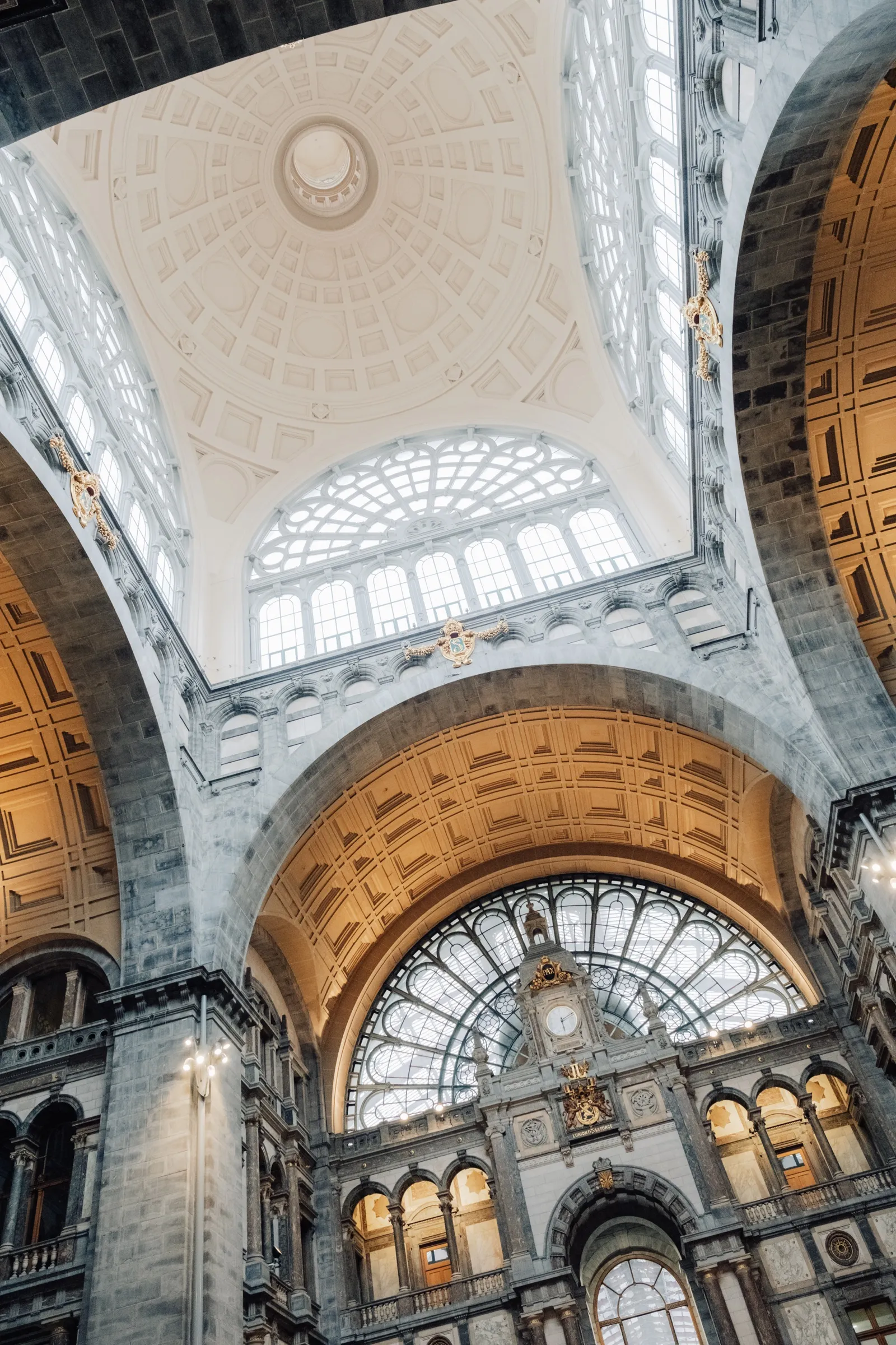 Het gewelf van het Antwerpse Centraal Station met zijn koepel