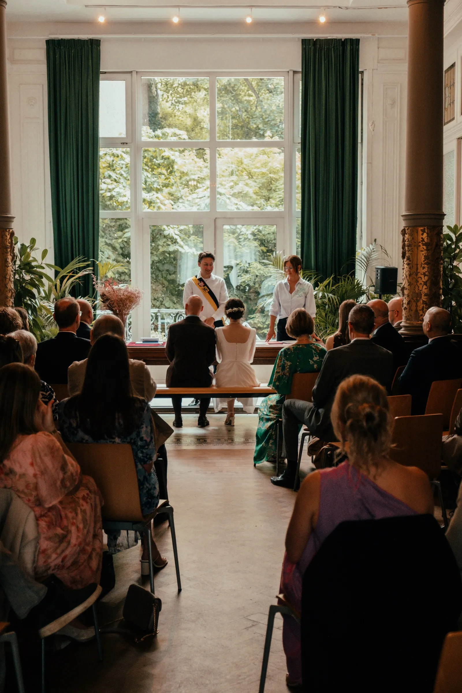 Gasten van achteren in de ceremoniezaal