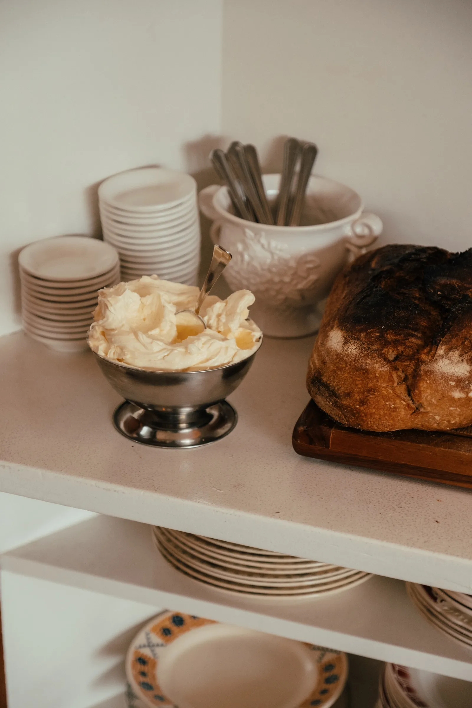 Brood en room op een keukenrek