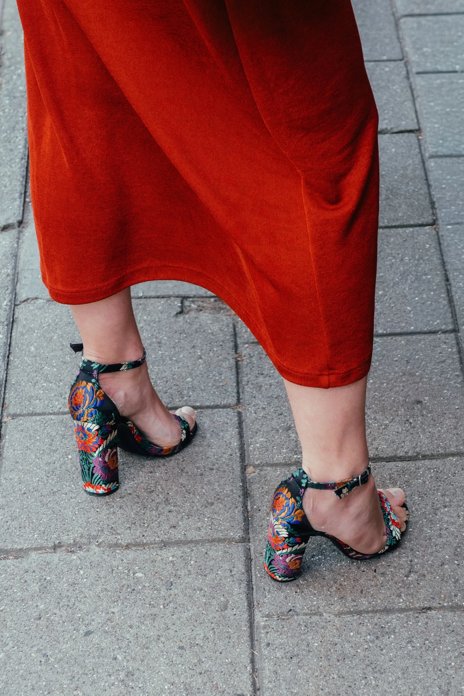 Rode jurk en schoenen met bloemenprint