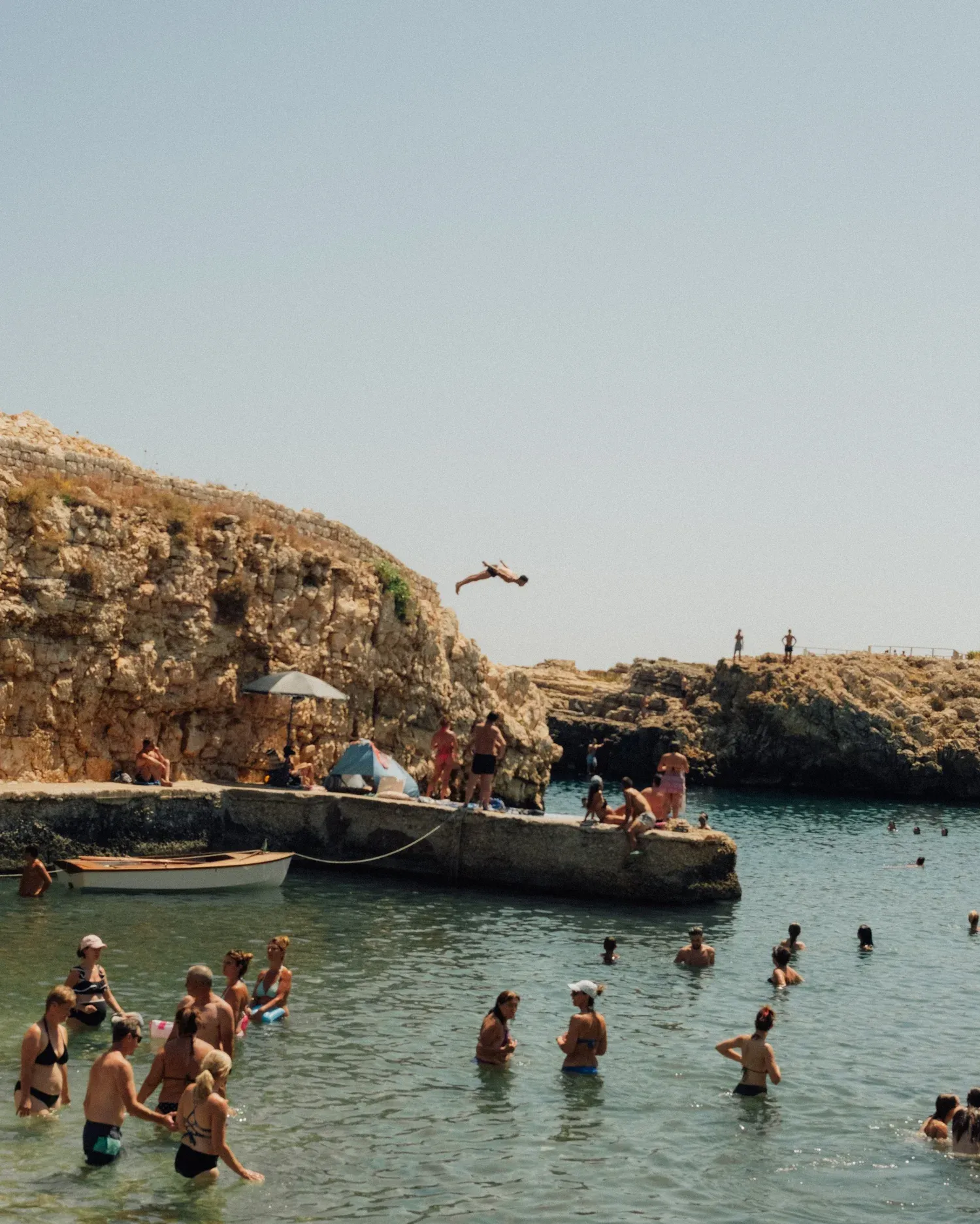 Klifspringen in een rotsachtige baai