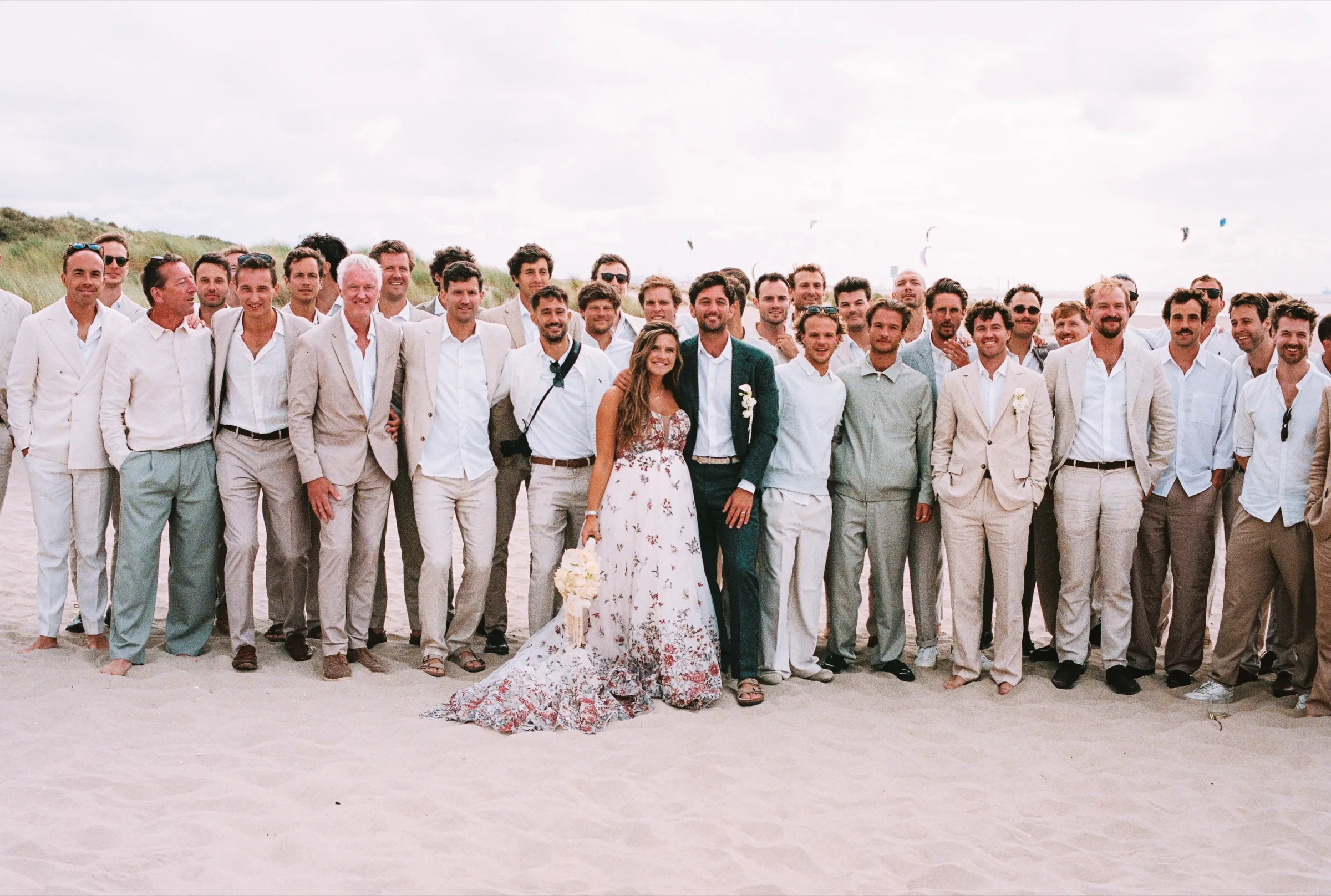 Groepsfoto van alle gasten op het strand