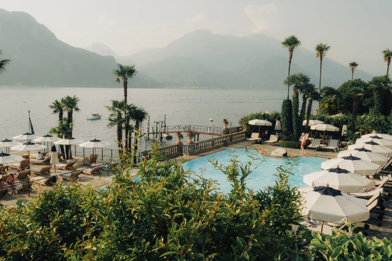 Hotelzwembad met palmen en parasols