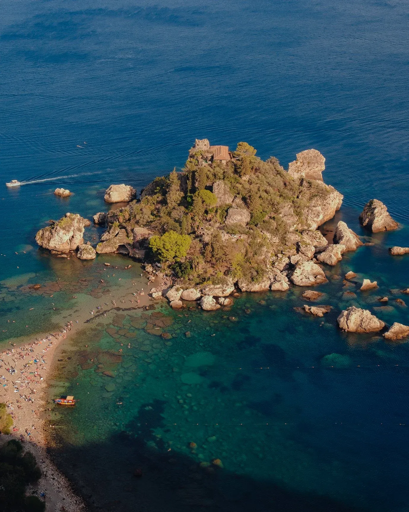 Isola Bella bij Taormina van bovenaf