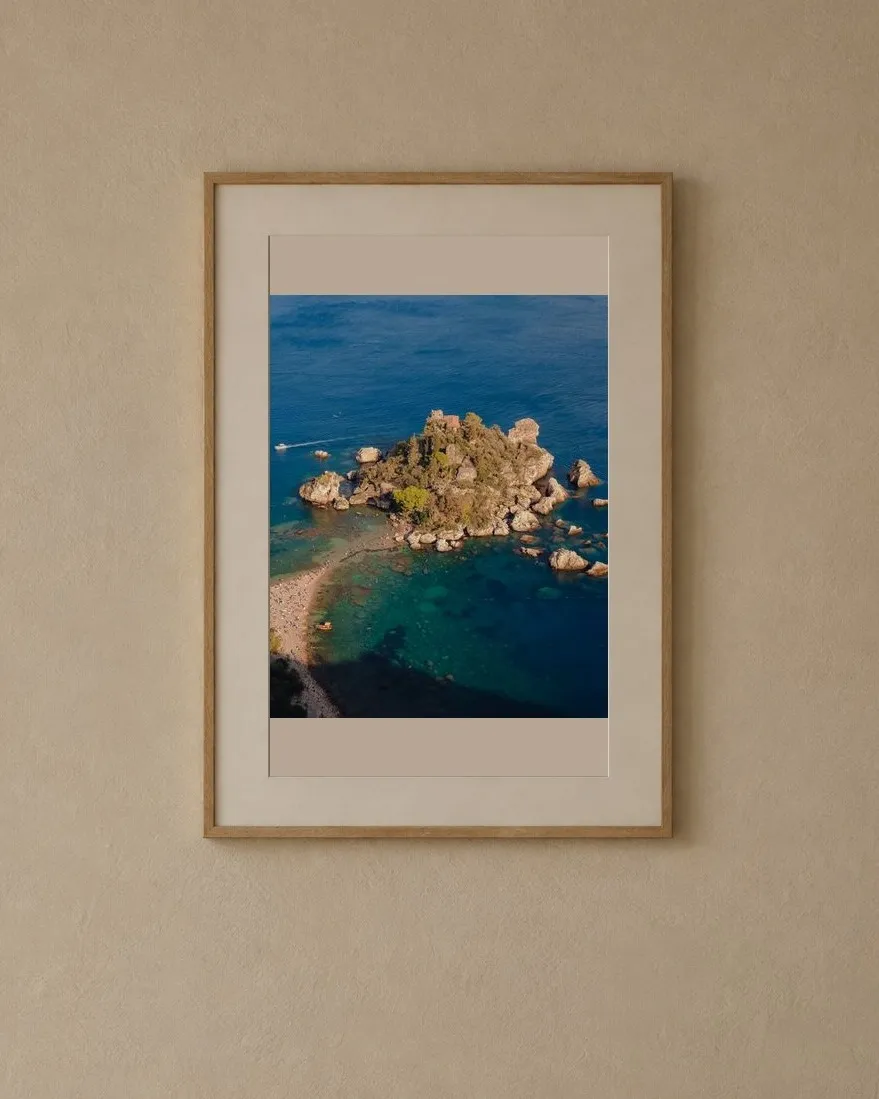 La Isola Bella aan de muur, in een lijst naturel hout