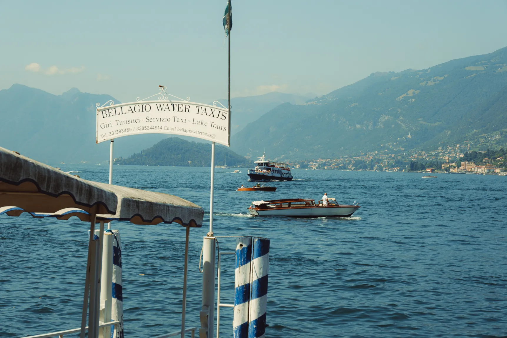 Aanlegsteiger met gestreepte palen en de Bellagio Water Taxis