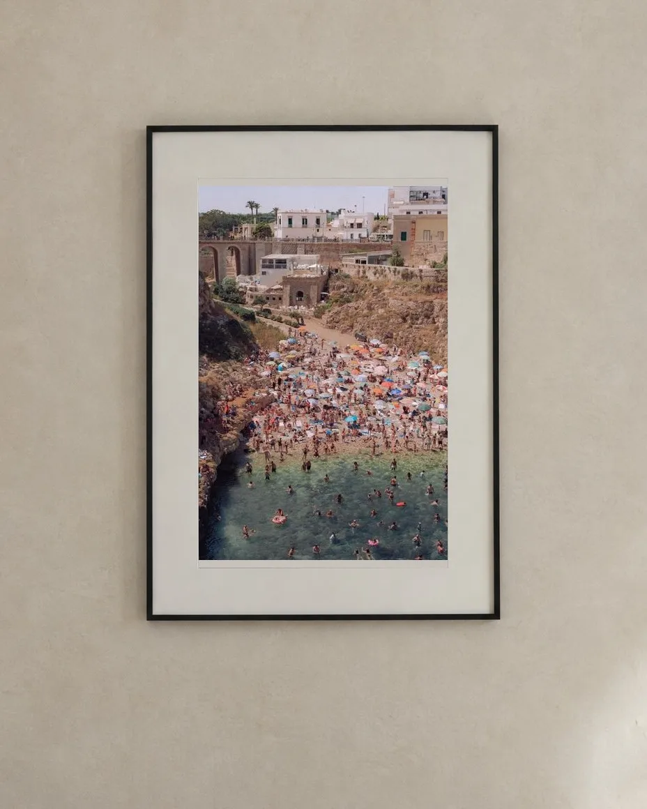 Polignano a Mare aan de muur, in een lijst zwart