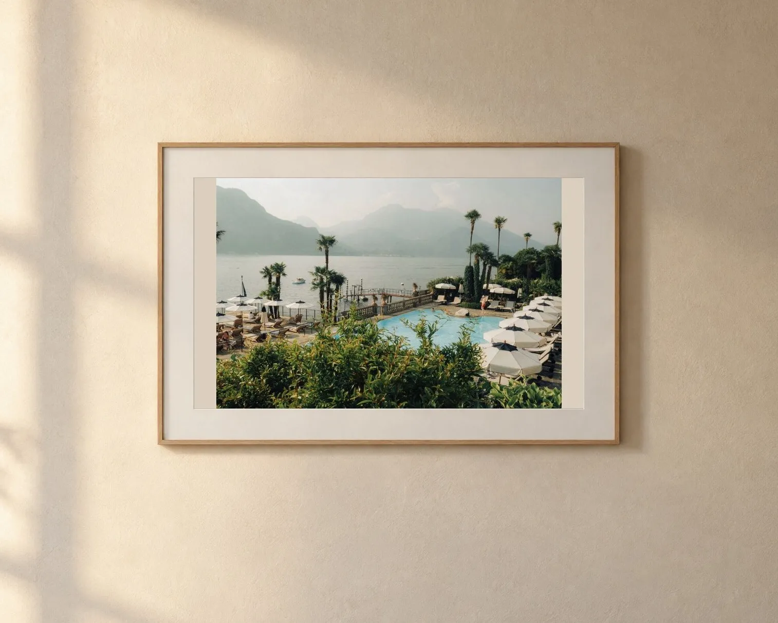 Villa Trotti Pool aan de muur, in een lijst naturel hout